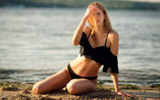 Beach woman bikini blonde sitting - her eye free wallpaper