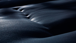 Black sand dune aurora moon - land art free wallpaper