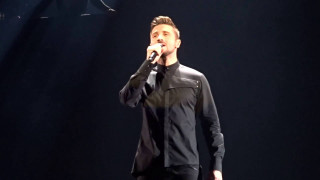 Man stage microphone singing performance - a microphone free wallpaper