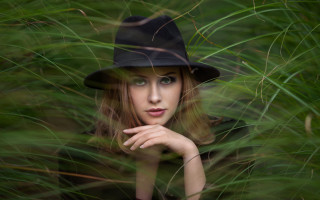 Woman black hat grass portrait - her chin free wallpaper