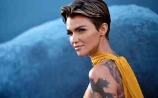 Woman tattoo yellow dress blue - figurativism free wallpaper