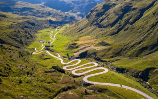 Mountain road valley car cloudy - a view of the valley below free wallpaper