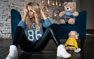 Woman teddy bear doll chair - the floor next free wallpaper