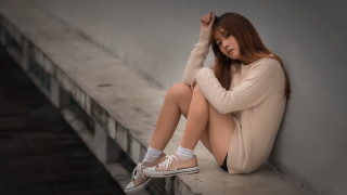 Woman sitting portrait bandages white - a ledge free wallpaper