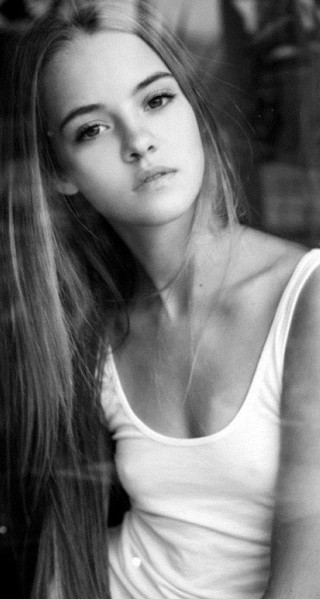 Woman longhair sitting chair blackandwhite - daphne fedarb free wallpaper