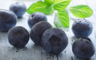 Blueberries wooden table green leaves - a leaf free wallpaper