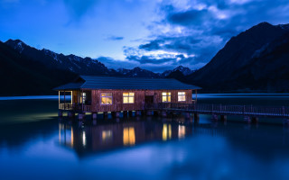 Wooden cabin lake night mountains - free architecture wallpaper