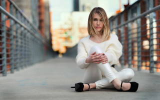 Woman sitting city background blurry - her knee free wallpaper