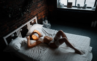 Woman laying bed brick wall - exquisite free wallpaper