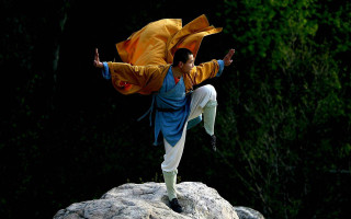 Man yellow blue kick rock - fang congyi free wallpaper