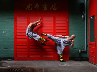 Man kick red wall chinese - a red wall free wallpaper