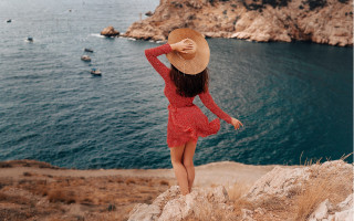 Woman red dress hat cliff 2 - daphne fedarb free wallpaper