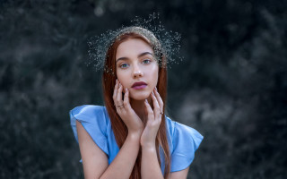Woman crown portrait jewelry blurry - a crown free wallpaper