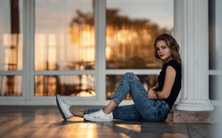 Woman sitting building blue eyes - the ground in front free wallpaper