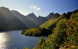 Lake mountains trees sunbeam clouds 2 - a sunbeam in the background free wallpaper