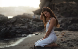 Woman beach sitting blurry realistic - the ocean free wallpaper for desktop