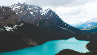 Lake mountains snowy peaks cloudy - a cloudy sky above free wallpaper