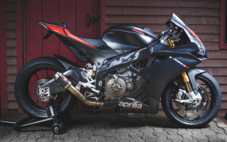 Motorcycle red building black helmet - a black motorcycle free wallpaper