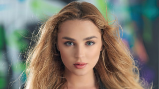 Woman blonde blueeyes colorful background - a green wall free wallpaper