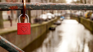 Red padlock wooden fence canal - car free wallpaper