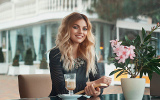 Woman wine vase flowers blonde - edi rama free wallpaper