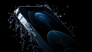 Iphone water splash 3d render - product photo free wallpaper