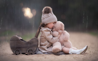 Little girl rain teddy bear - a little girl free wallpaper