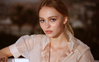 Woman ponytail necklace portrait blurry - daphne fedarb free wallpaper