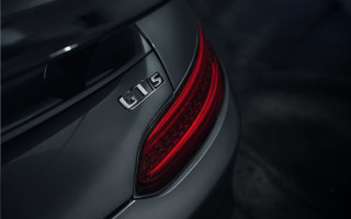 Black car tail light red - a black car free wallpaper