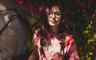 Woman glasses flower bush vase - ella guru free wallpaper