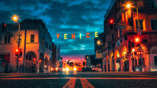 Venice street night traffic lights - traffic free wallpaper