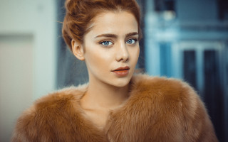 Woman brown fur coat blue - eye free wallpaper