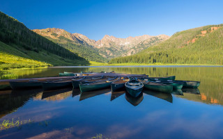 Lake boats mountains forest sky - a group of boats free wallpaper