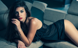 Elegant woman blackdress couch portrait - elegant pose free wallpaper