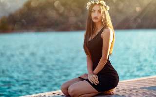 Woman dock water flower crown - portrait photography free wallpaper
