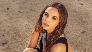 Woman crossed legs sand shells - barbara greg free wallpaper