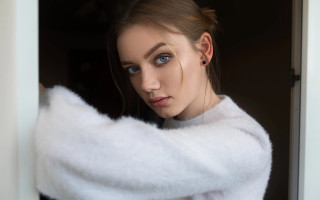 Woman blueeyes portrait furcollar jewelry - against a wall free wallpaper