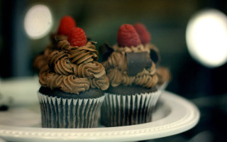 Cupcakes raspberries blurry night moon - clara peeters free wallpaper