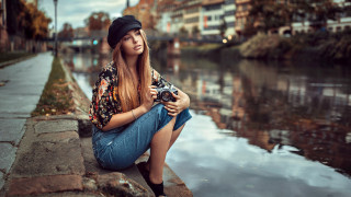 Eszter mattioni bridge cityscape blonde - a ledge free wallpaper