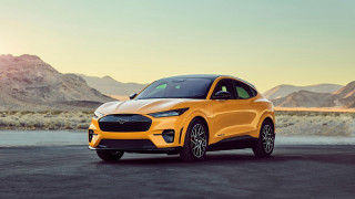 Yellow car desert mountains sunset - a desert area free wallpaper