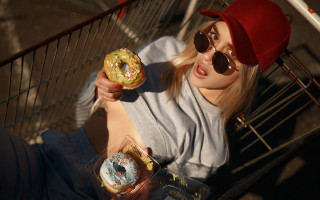 Woman sunglasses hat doughnut fashion - brigette barrager free wallpaper