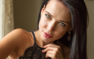 Woman blacktop greeneyes portrait jewelry - a black top free wallpaper