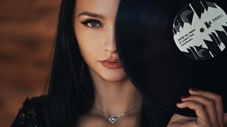 Elina karimova smiling record brick - her face and a necklace free wallpaper