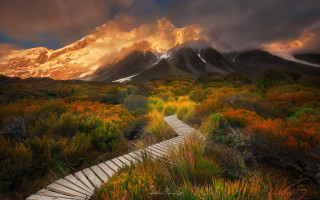 Mountain path cloudy sky autumn - a grassy field below free wallpaper
