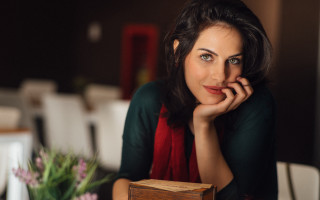Woman sitting food vase flowers - a vase of flowers free wallpaper