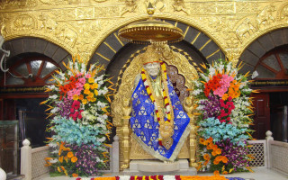 Statue person flowers room gold 2 - a statue of a person free wallpaper