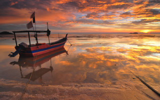 Beach sunset boat flag clouds - impressionist free wallpaper
