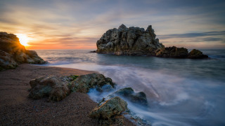 Ocean rock formation sunset waves 2 - a rock formation in the ocean free wallpaper