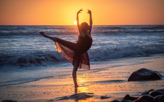 Woman dancing beach sunset arabesque 2 - elizabeth polunin free wallpaper
