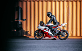 Motorcycle rider yellow wall red - a yellow wall behind free wallpaper